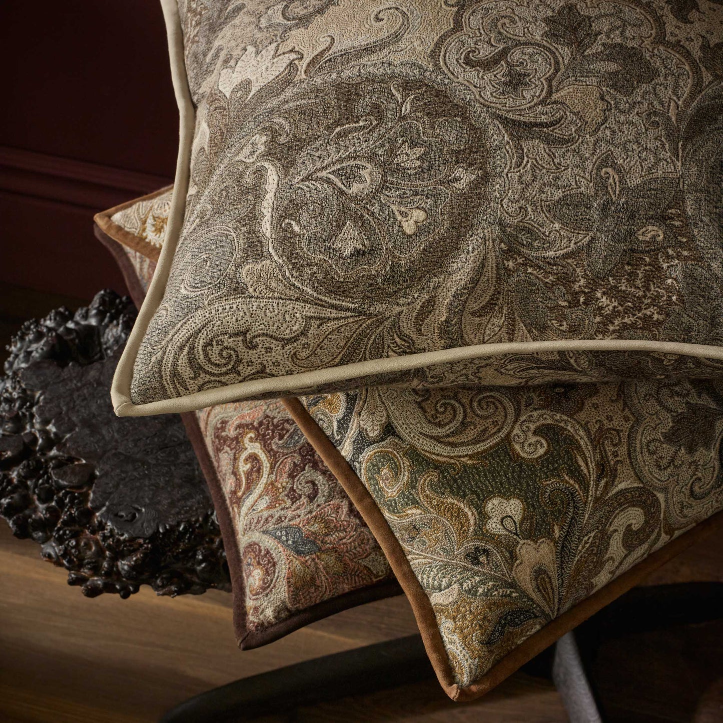 de Le Cuona | Elizabeth Paisley Cushion with Suede Trim – Cygnet