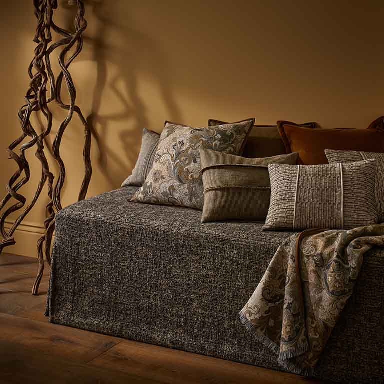 de Le Cuona | Elizabeth Throw with Fringe & Suede Edge – Partridge
