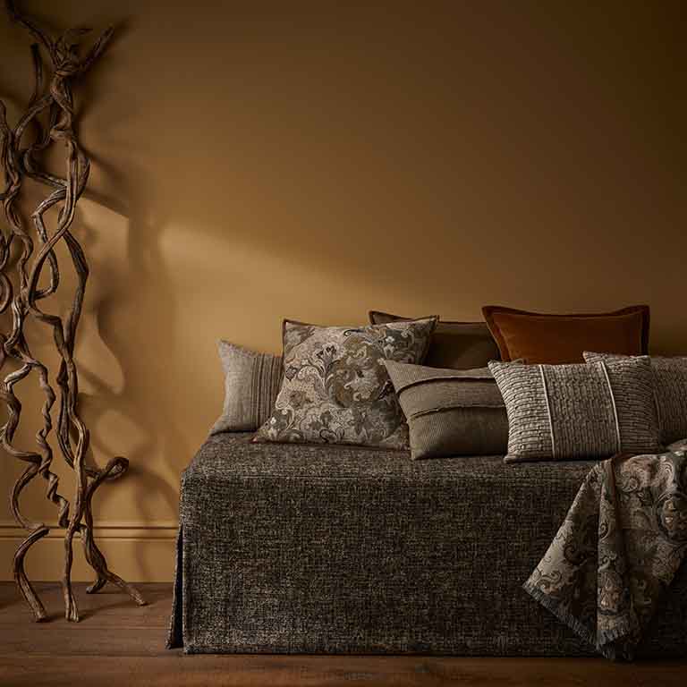 de Le Cuona | Elizabeth Paisley Cushion with Suede Trim – Partridge