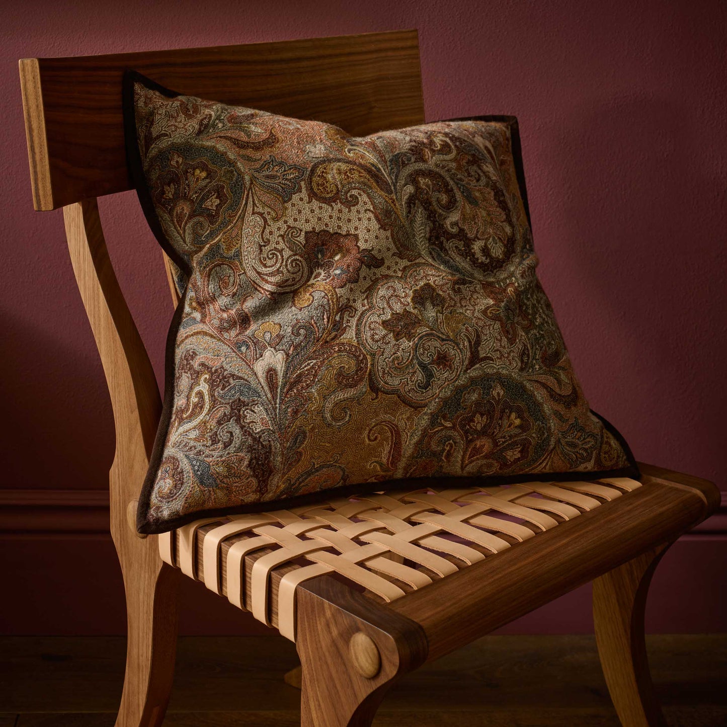 de Le Cuona | Elizabeth Paisley Cushion with Suede Trim – Pheasant