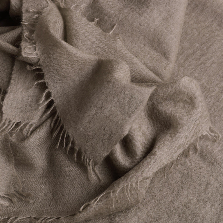 de Le Cuona | Felted Cashmere Shawl – Smoke
