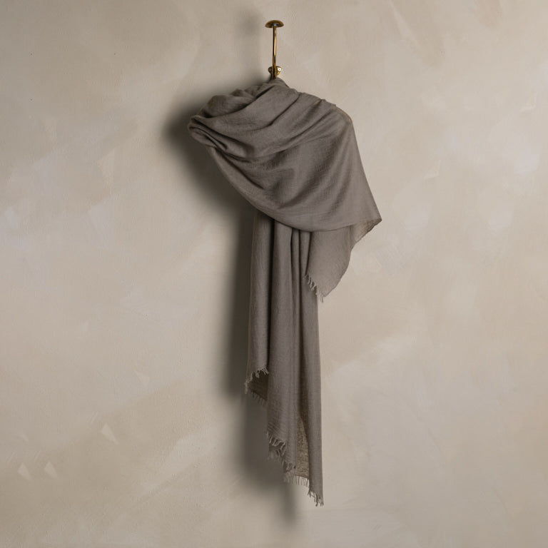 de Le Cuona | Felted Cashmere Shawl – Smoke
