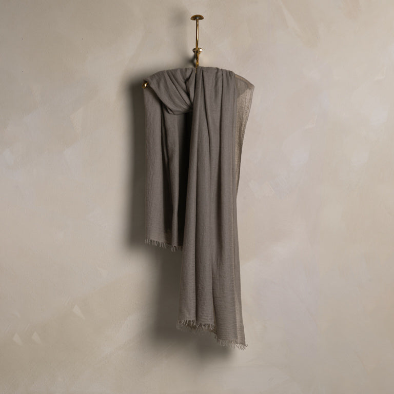 de Le Cuona | Felted Cashmere Shawl – Smoke