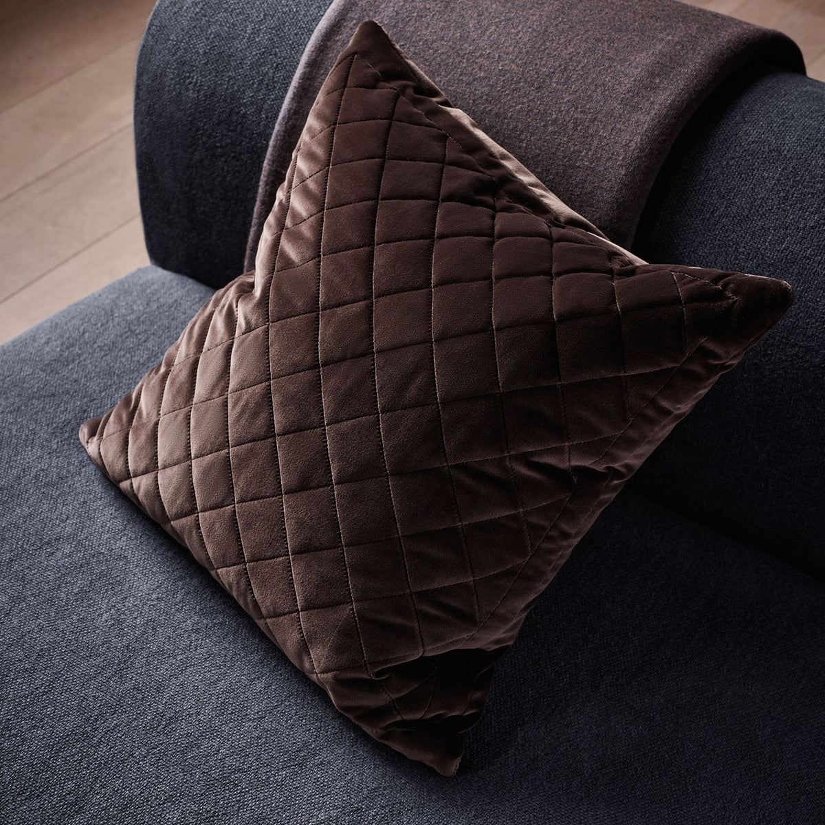 de Le Cuona Banquet Quilted Cushion, room setting 1