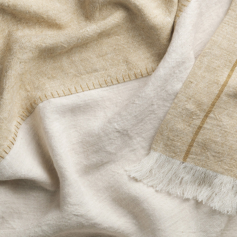 de Le Cuona | Haiku Panel Throw – Straw/Paper