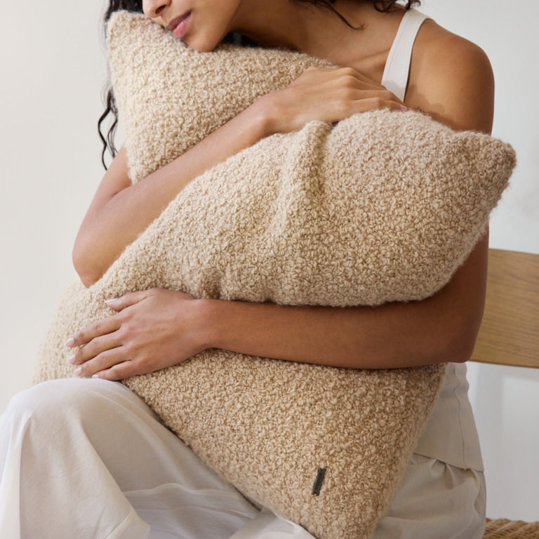 de Le Cuona | Handwoven Alpaca Cushion – Oatmeal