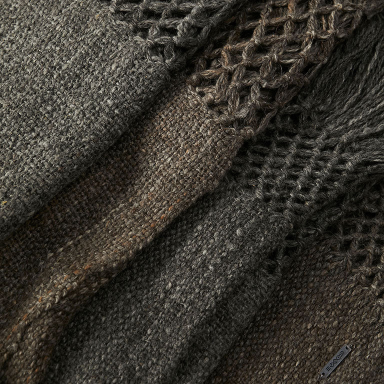 de Le Cuona | Handwoven Llama Throw – Natural Grey