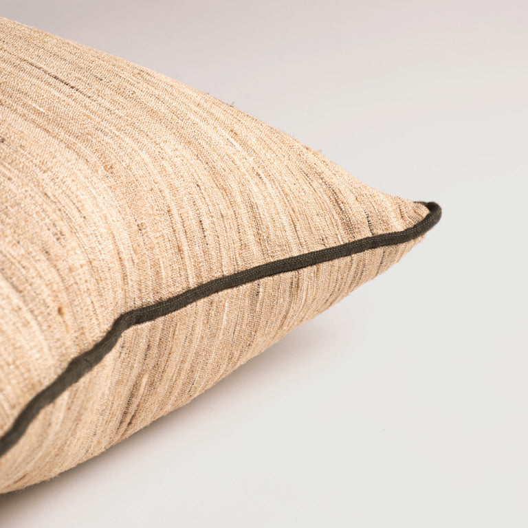 de Le Cuona | Handwoven Wild Silk Cushion – Natural