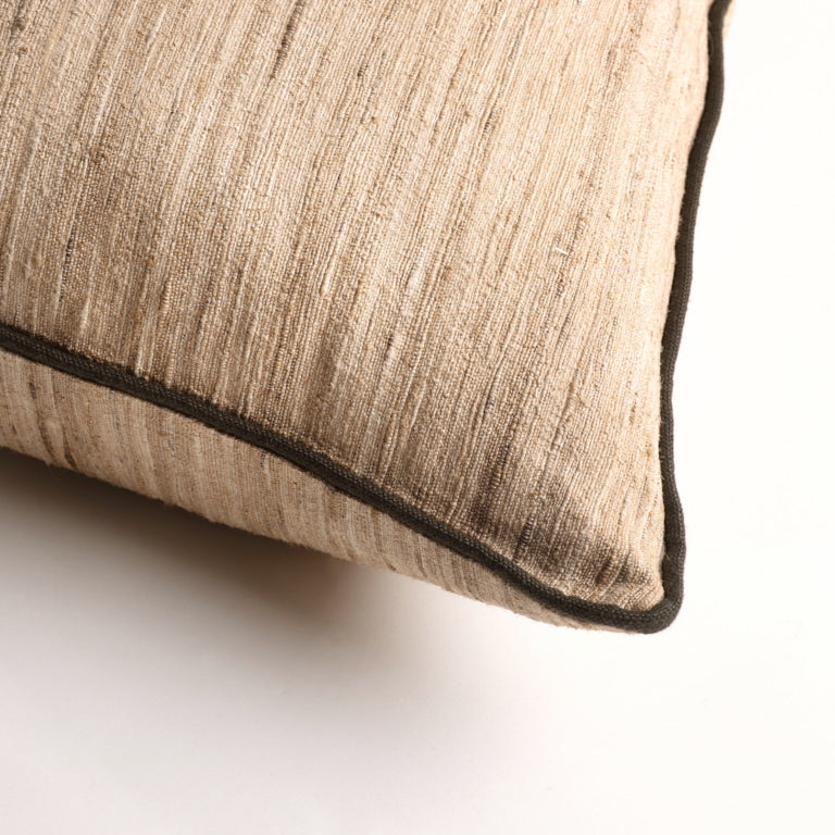 de Le Cuona | Handwoven Wild Silk Cushion – Natural