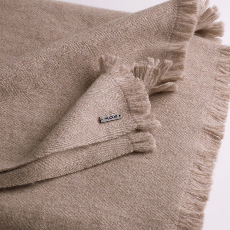 de Le Cuona | Herringbone Cashmere Blanket – Fawn