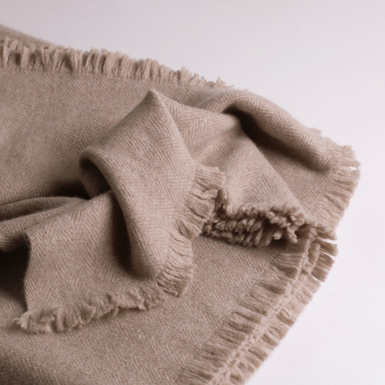 de Le Cuona | Herringbone Cashmere Blanket – Fawn