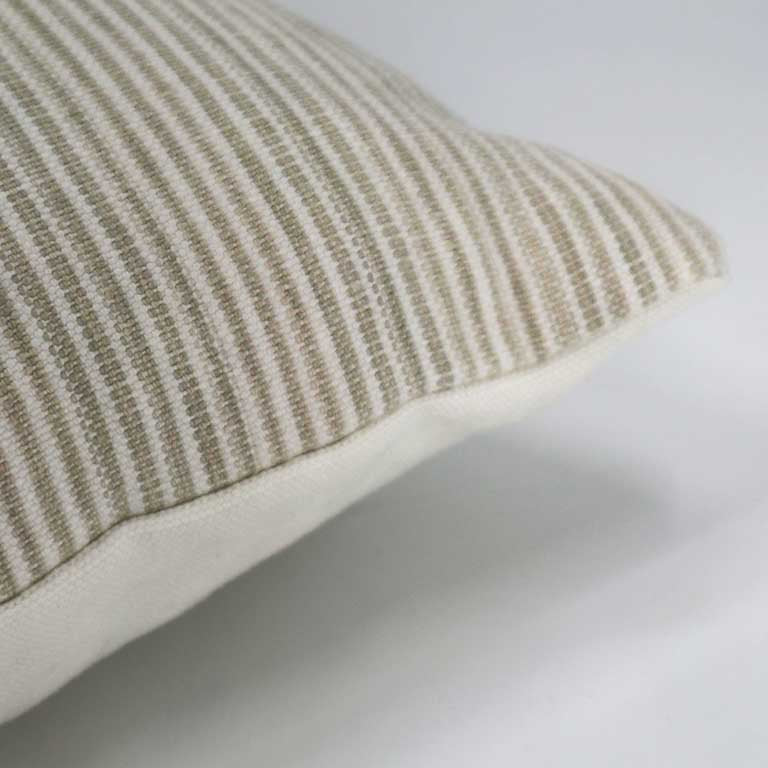 de Le Cuona | Hunter Cushion with Suede Detail – Flax