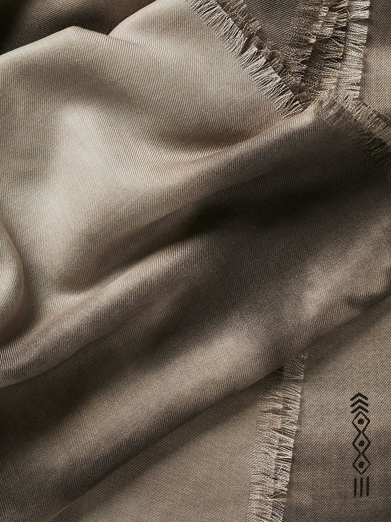 de Le Cuona | Ink Wash Cashmere Scarf – Taupe
