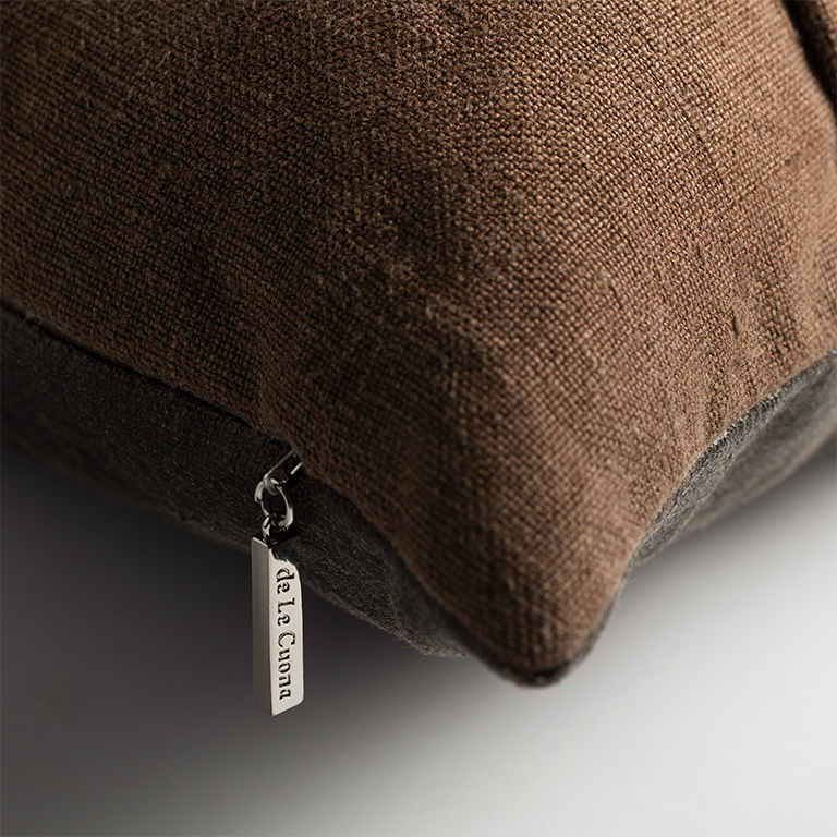 de Le Cuona | Mackintosh Cushion with Piped Detail – Anthracite
