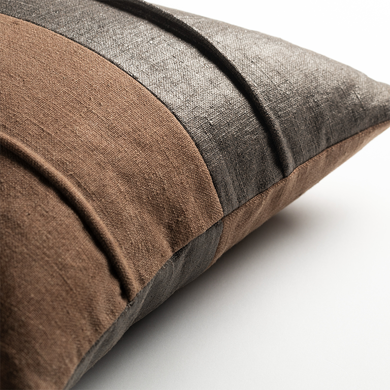 de Le Cuona | Mackintosh Cushion with Piped Detail – Anthracite