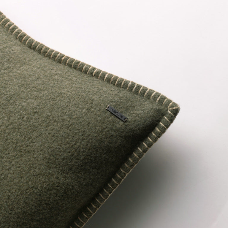 de Le Cuona | Merino Cushion with Blanket Stitch – Meadow
