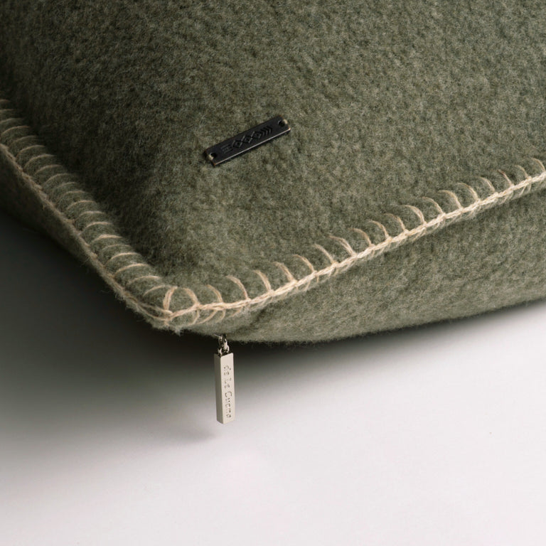 de Le Cuona | Merino Cushion with Blanket Stitch – Meadow
