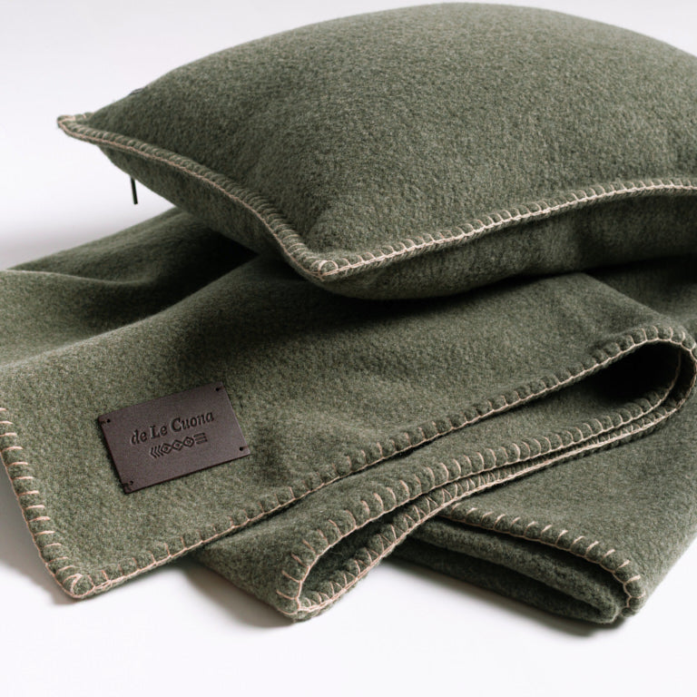 de Le Cuona | Merino Cushion with Blanket Stitch – Meadow