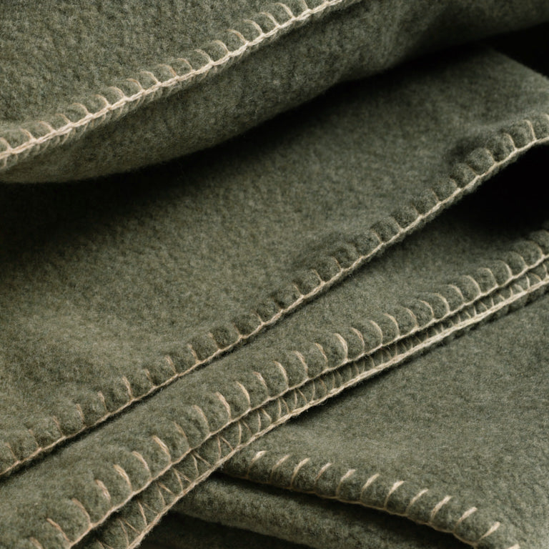 de Le Cuona | Merino Throw with Blanket Stitch – Meadow