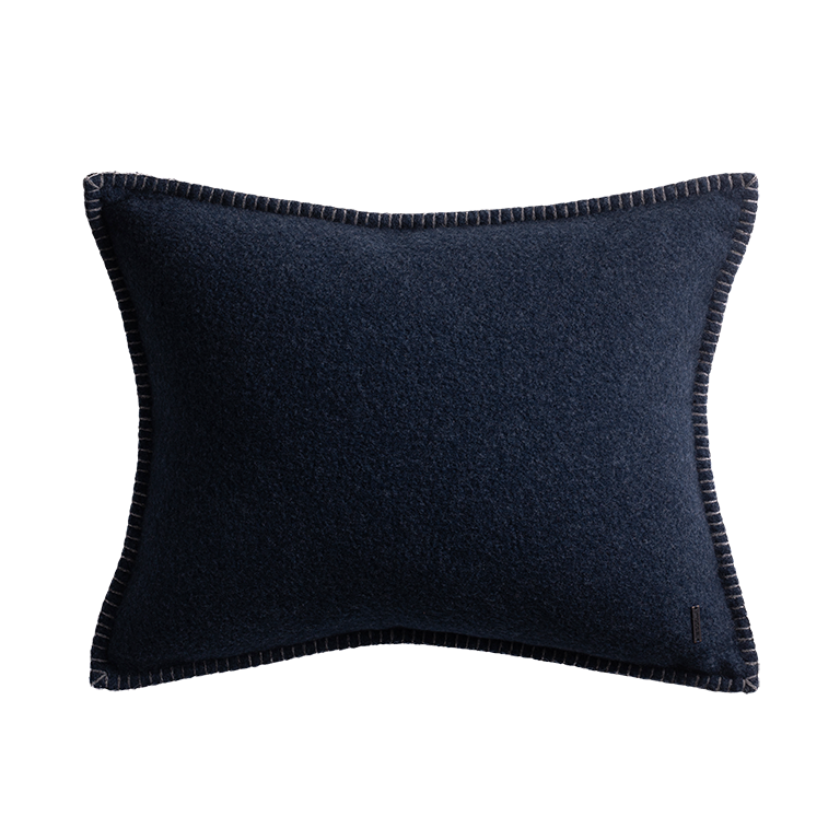 de Le Cuona | Merino Cushion with Blanket Stitch – Ocean
