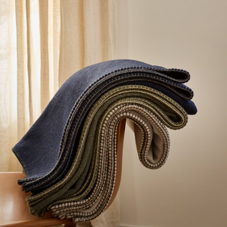de Le Cuona | Merino Throw with Blanket Stitch – Meadow