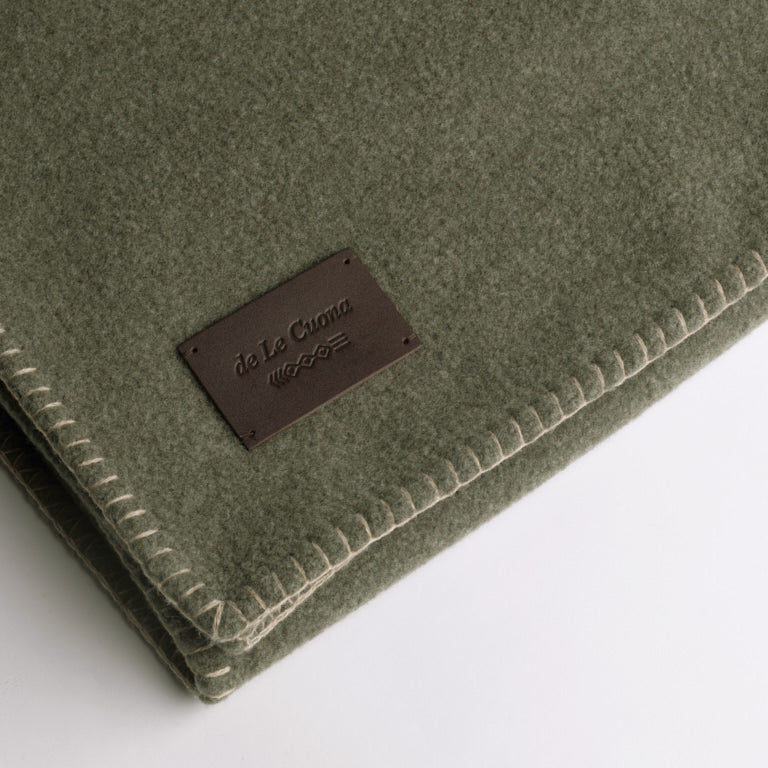 de Le Cuona | Merino Throw with Blanket Stitch – Meadow