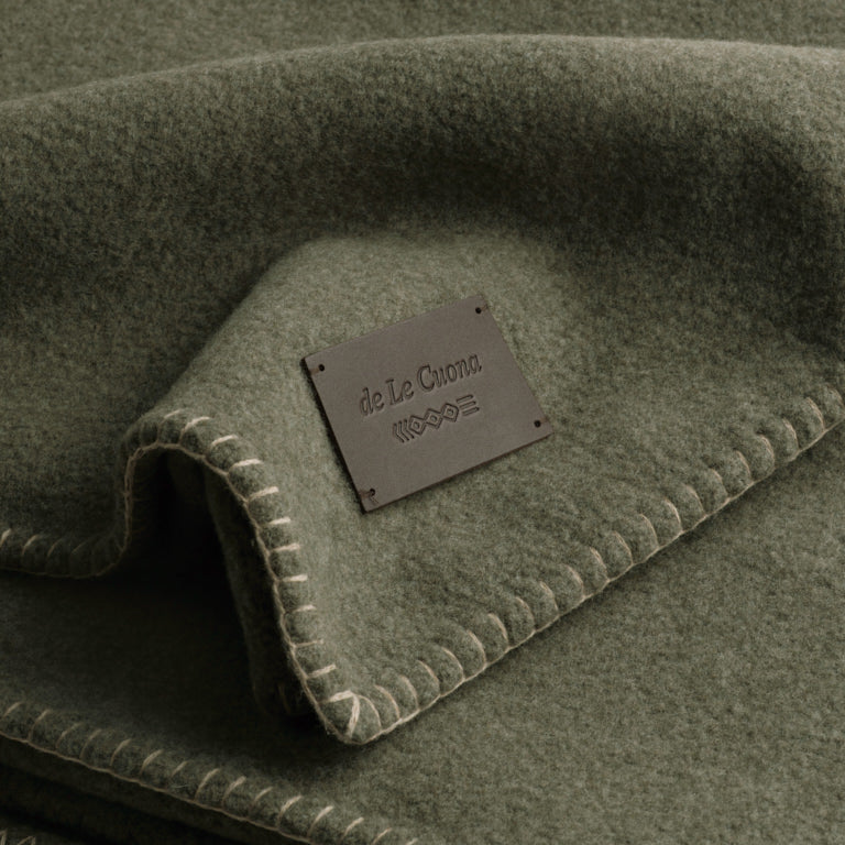 de Le Cuona | Merino Throw with Blanket Stitch – Meadow