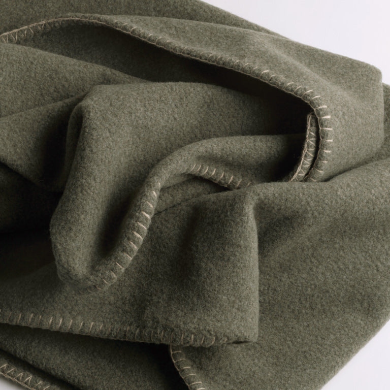 de Le Cuona | Merino Throw with Blanket Stitch – Meadow