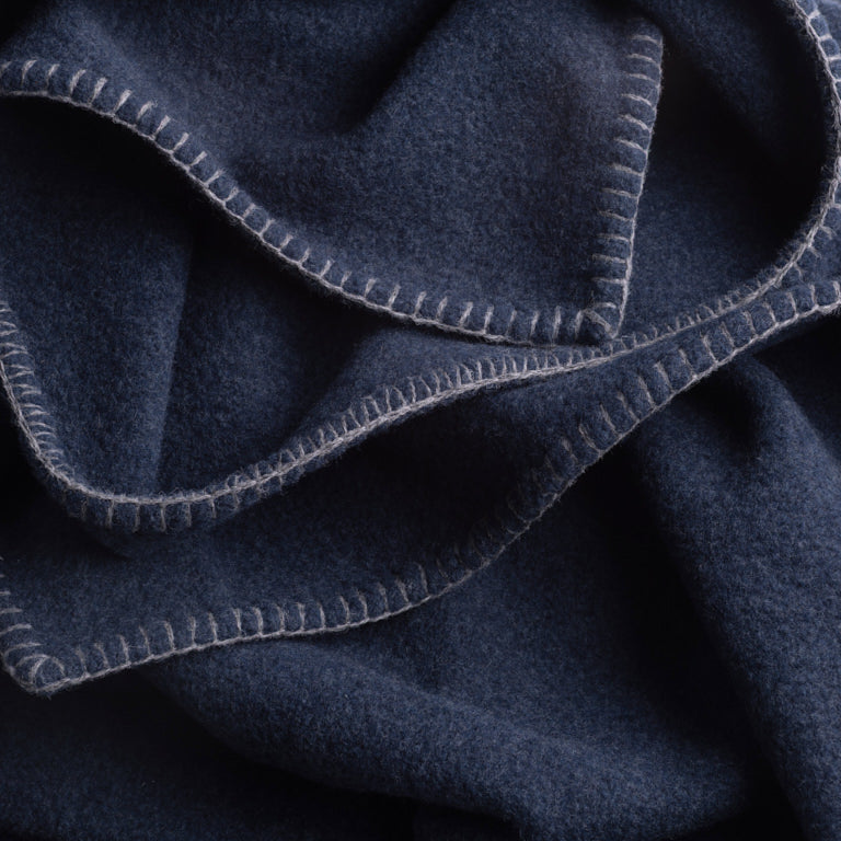 de Le Cuona | Merino Throw with Blanket Stitch – Ocean