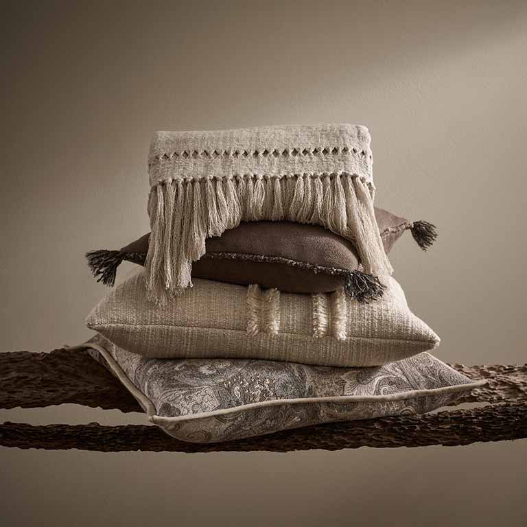 de Le Cuona | Elizabeth Paisley Cushion with Suede Trim – Cygnet