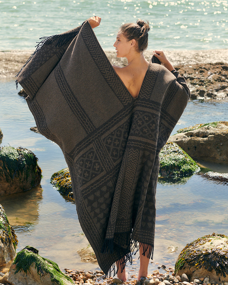 de Le Cuona | Rambler Llama Poncho – Chestnut