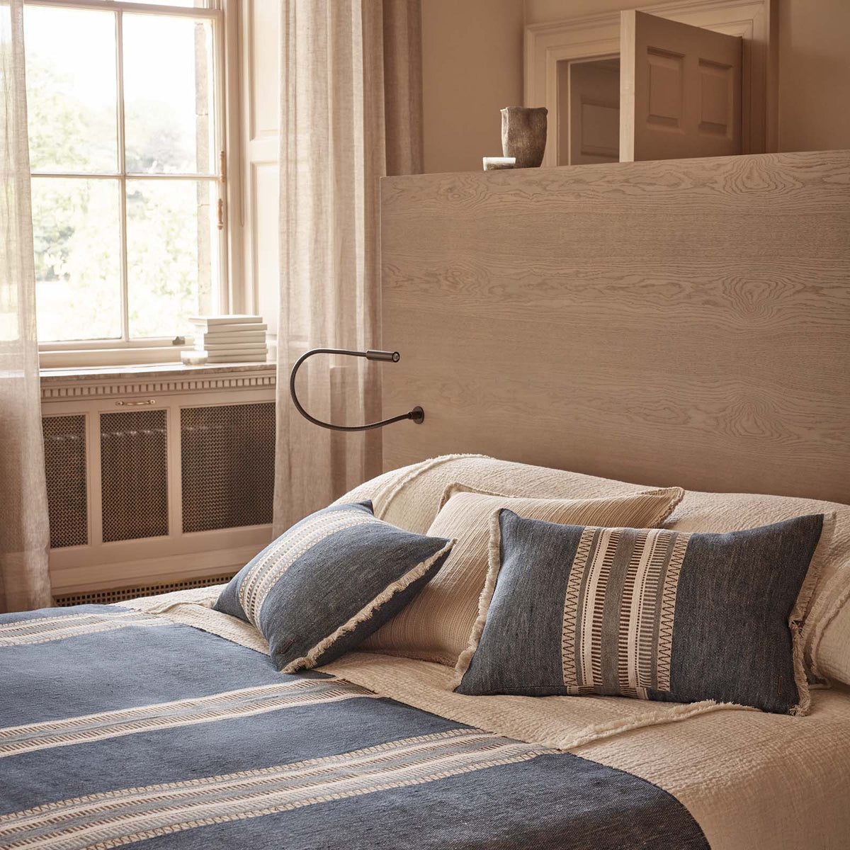 de Le Cuona Striped Linen Throw, room setting 1