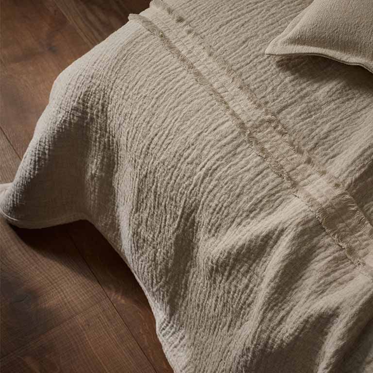 de Le Cuona | Sashiko Bed Throw with Fringe Detail – Calico