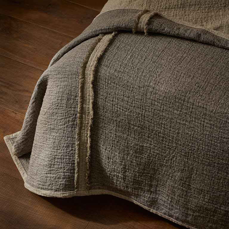 de Le Cuona | Sashiko Bed Throw with Fringe Detail – Needle
