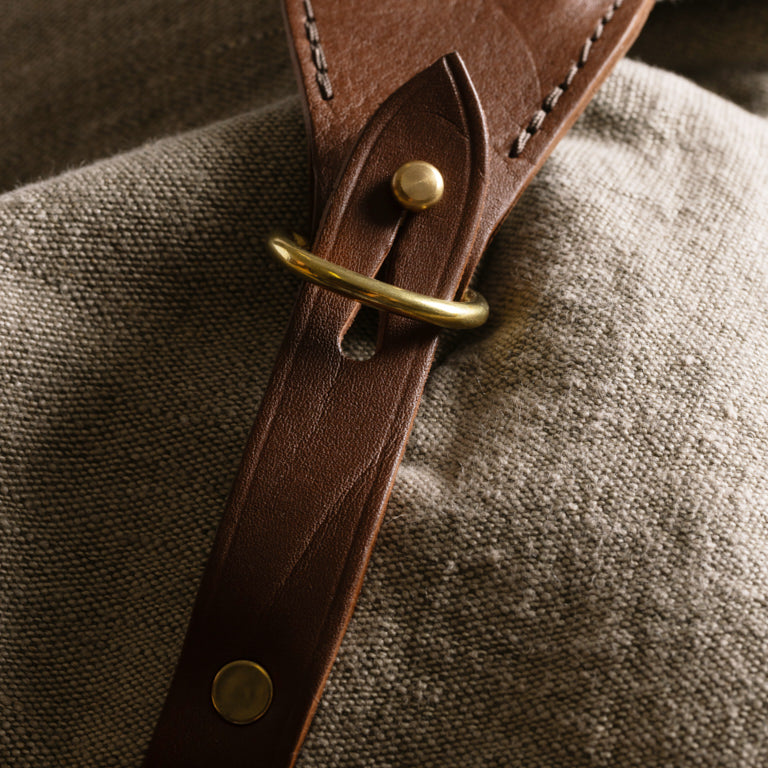 de Le Cuona | Seed Linen Classic Holdall – Peppercorn with Tan Leather