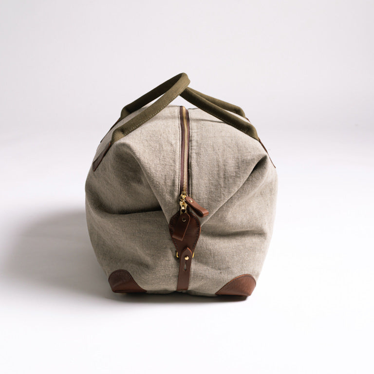 de Le Cuona | Seed Linen Classic Holdall – Peppercorn with Tan Leather