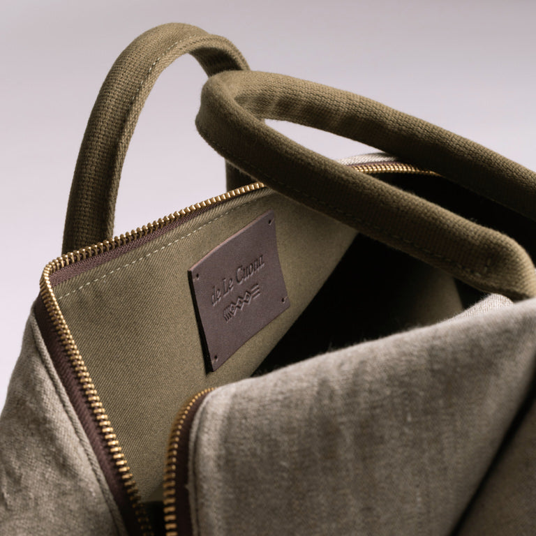de Le Cuona | Seed Linen Classic Holdall – Peppercorn with Tan Leather