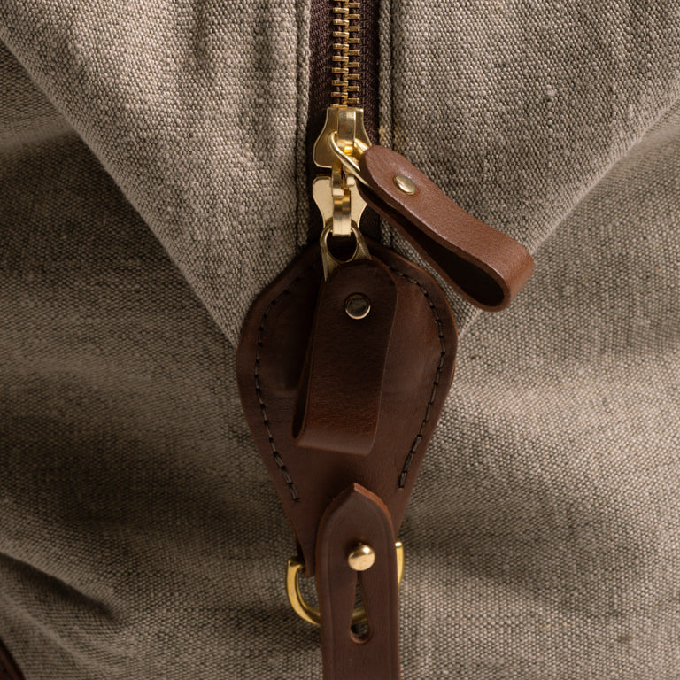 de Le Cuona | Seed Linen Classic Holdall – Peppercorn with Tan Leather