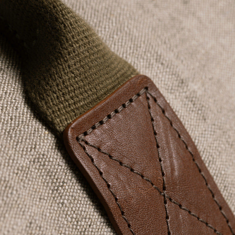 de Le Cuona | Seed Linen Classic Holdall – Peppercorn with Tan Leather