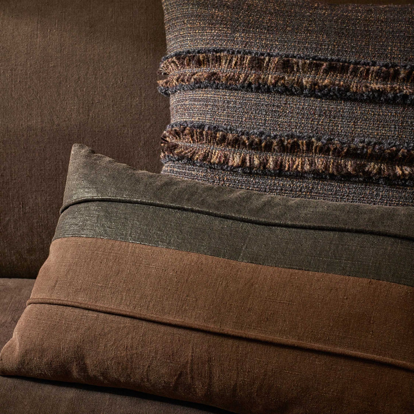 de Le Cuona | Strata Cushion with Fringe Detail – Granite