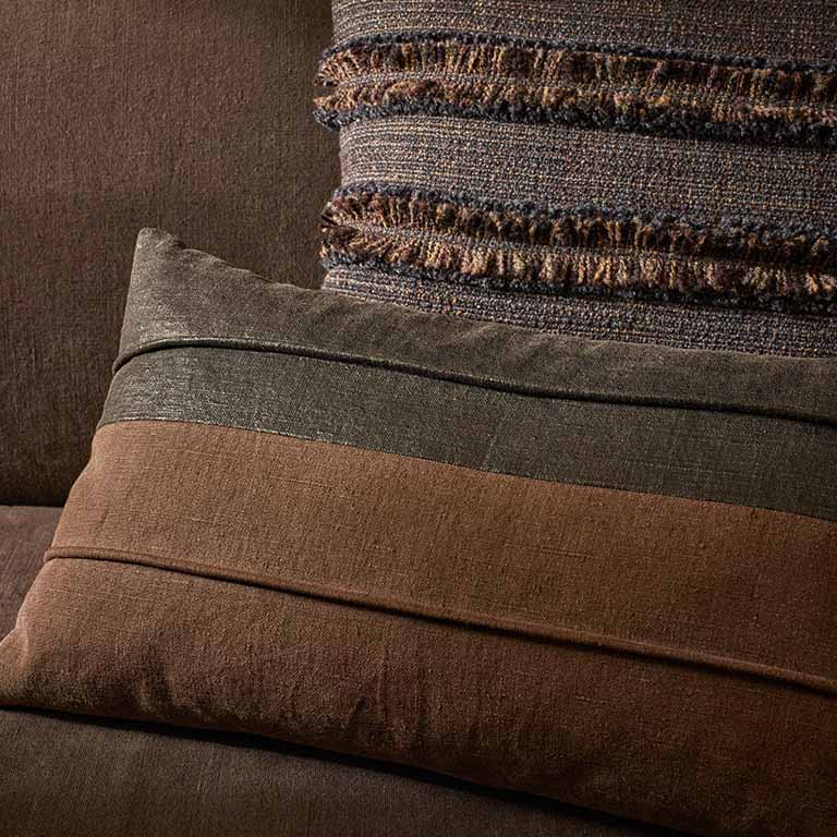 de Le Cuona | Mackintosh Cushion with Piped Detail – Anthracite