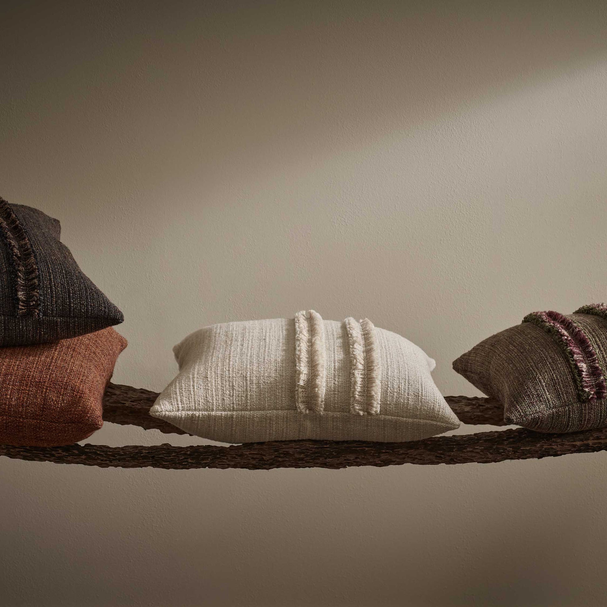 de Le Cuona | Strata Cushion with Fringe Detail – Pampas