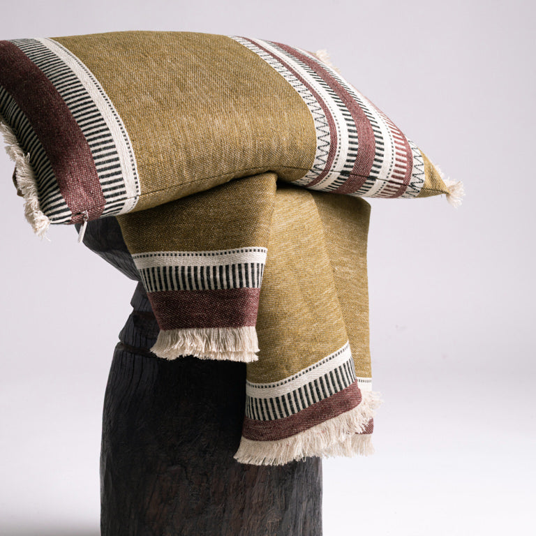 de Le Cuona | Striped Linen Cushion – Olive