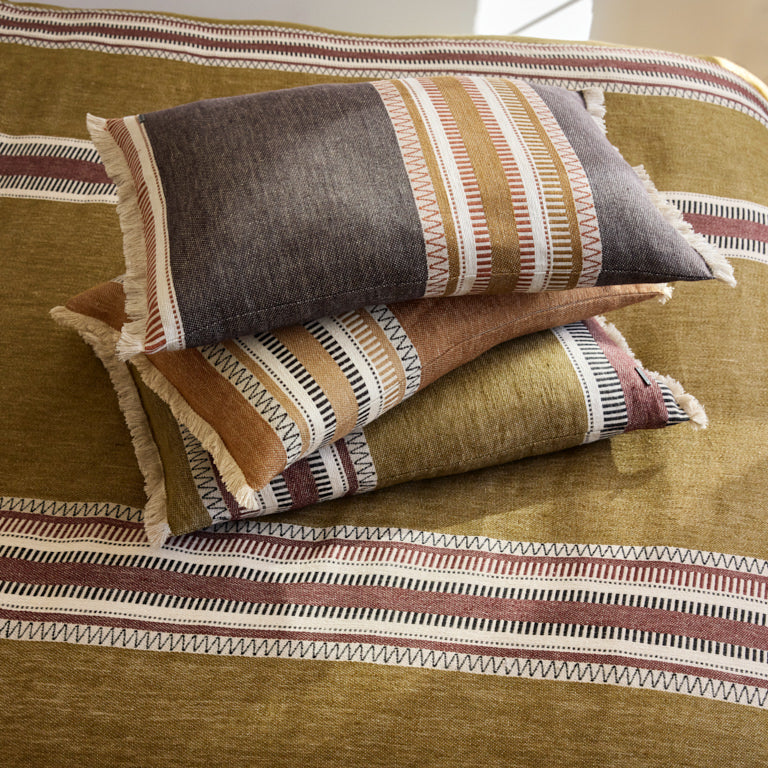 de Le Cuona | Striped Linen Cushion – Olive