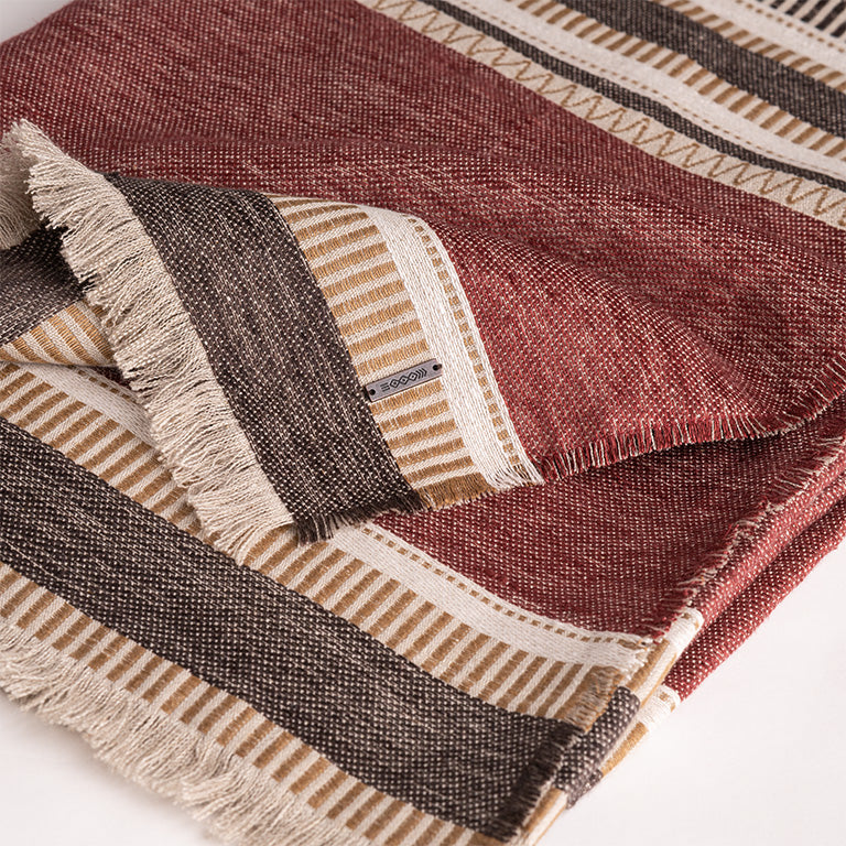 de Le Cuona Striped Linen Throw