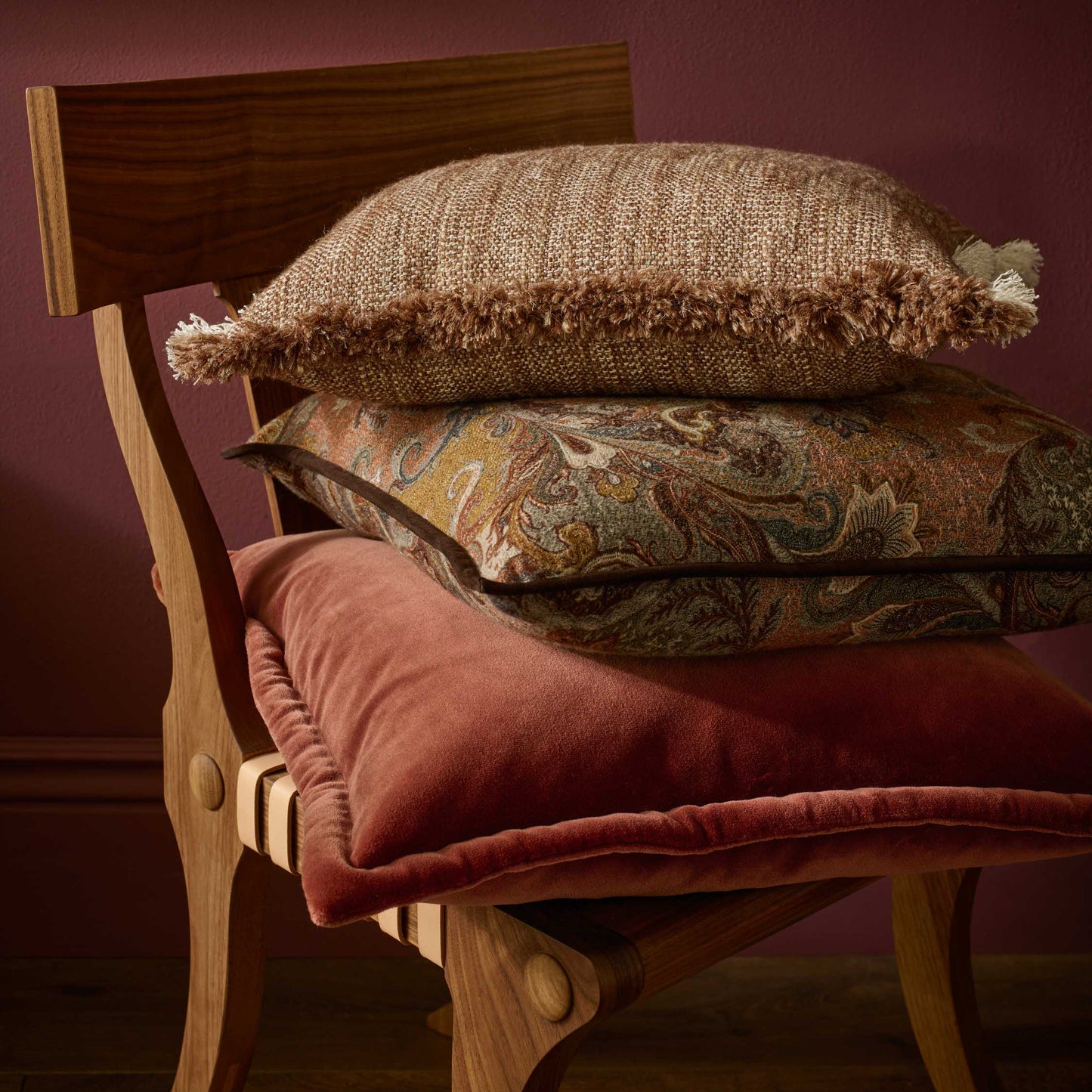 de Le Cuona | Elizabeth Paisley Cushion with Suede Trim – Pheasant