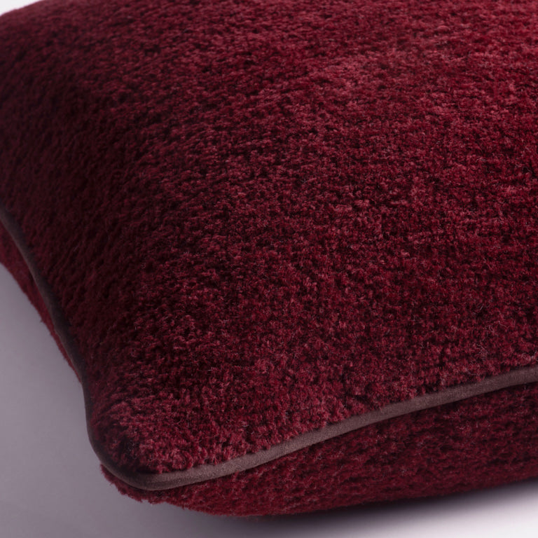 de Le Cuona | Tundra Wool Cushion with Suede Trim – Merlot
