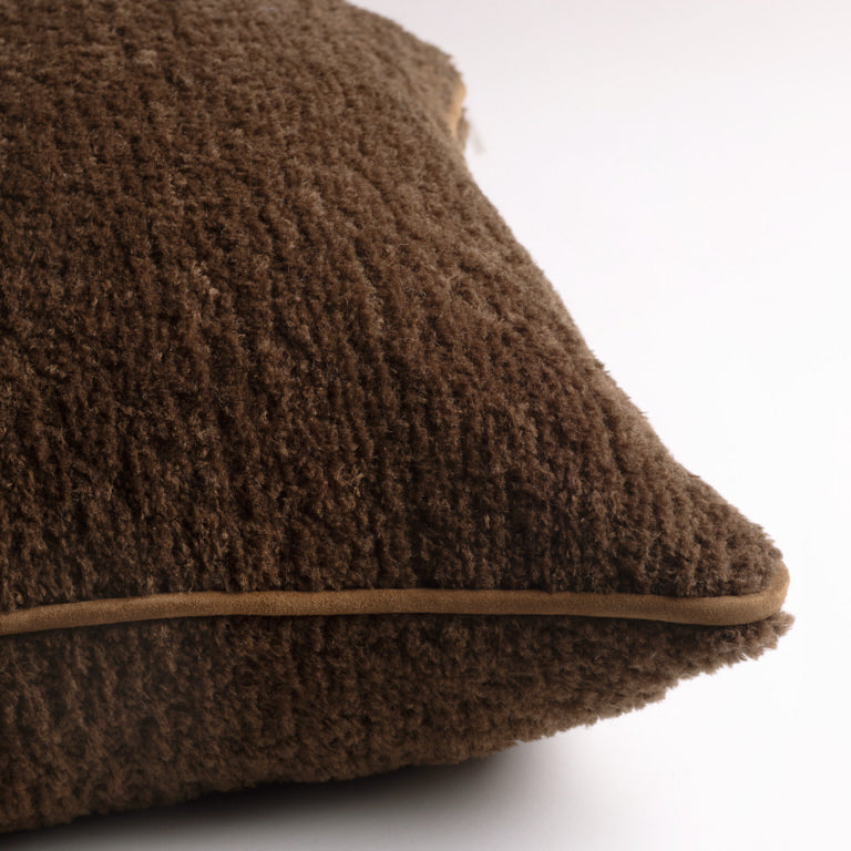 de Le Cuona | Tundra Wool Cushion with Suede Trim – Umber