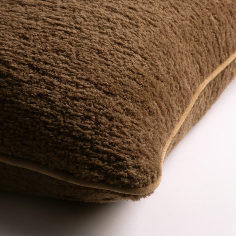 de Le Cuona | Tundra Wool Cushion with Suede Trim – Walnut