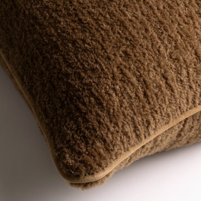 de Le Cuona | Tundra Wool Cushion with Suede Trim – Walnut